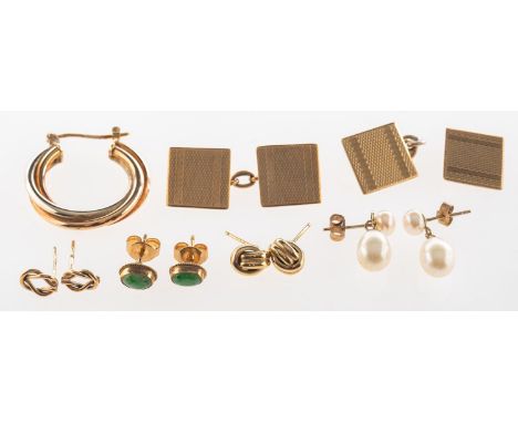 A mixed group of jewellery, including a pair of 9ct gold square shaped cufflinks with engine turned engraving, (one with brok