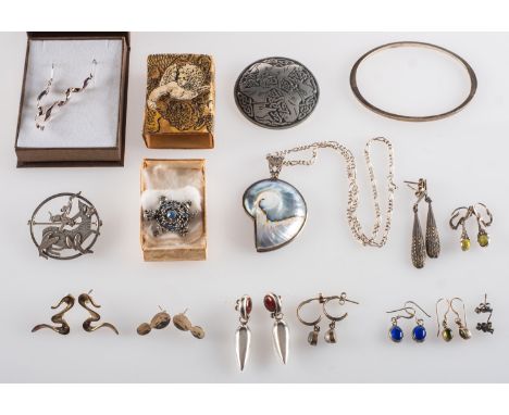 A mixed group of costume and silver jewellery, including two pairs of boxed earrings by Palenque, both marked 925; a silver b