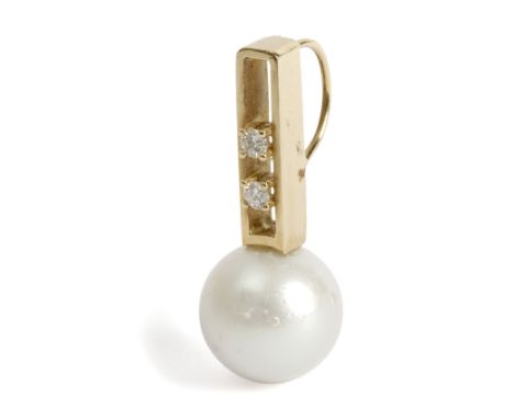 Colgante. En oro amarillo de 18 k. con perla australiana y dos diamantes talla brillante (0,10 ct. total aprox.). 8,97 gr. 