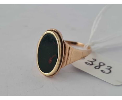 A bloodstone signet ring (misshapen), 14ct, size M, 4.1 g.