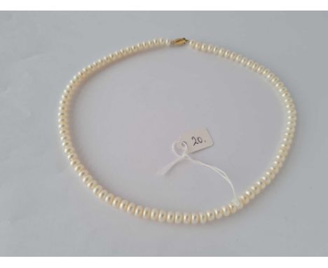 A GOOD QUALITY PEARL NECKLACE WITH 14CT GOLD CLASP