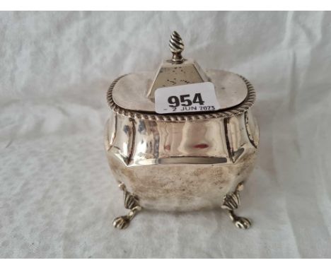 A tea caddy standing on four paw feet, hinged cover, Birmingham 1907, 205g