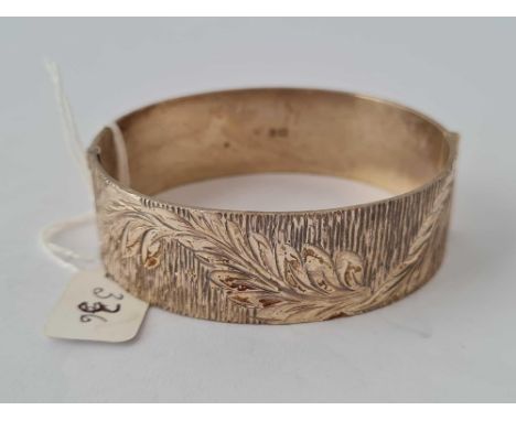 A wide silver bangle with leaf decoration, 42 g.