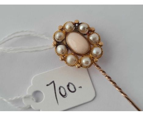 A gold and pearl stick pin, 2.5 g.
