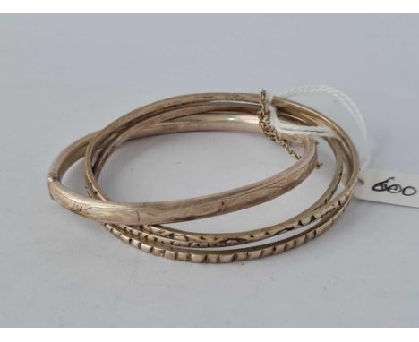 Four silver bangle, 27 g.