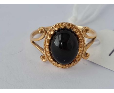 An onyx ring, 9ct, size M, 1.6 g.