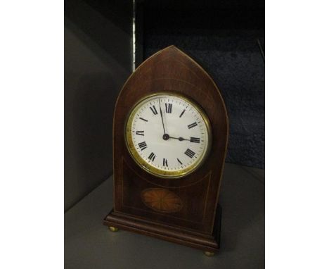An Edwardian mahogany mantle clock having an eight day movement 