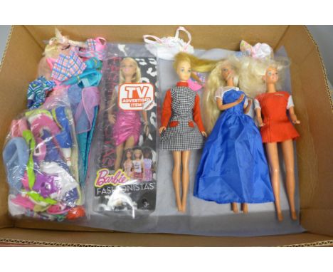 1991 Barbie & Friends Gift Set Dressin' up with Mickey, Minnie & Donal –  Sell4Value