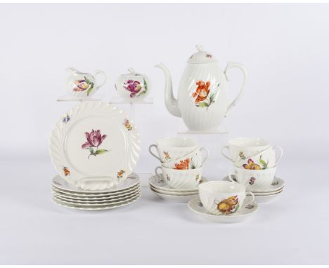 Kaffeeservice, 24-tlg., Nymphenburg, Form gerippt, Dekor Tulpe polychrom: Kaffeekanne, Sahnegießer, Zuckerdose, 7 Tassen, 7 U