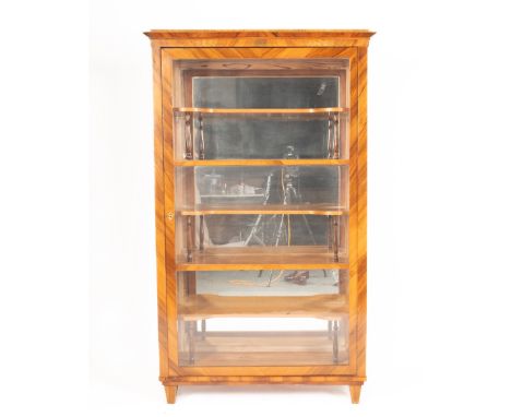 Vitrine, Biedermeier, süddt., um 1820, Nussbaum furniert, dreiseitig verglaster Korpus mit einer Tür, innere Rückwand verspie