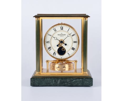 Tischuhr, "Atmos - Phases de Lune", Jaeger-LeCoultre, Schweiz, 1990er Jahre, Sockel aus grünem Marmor, vierseitig verglastes 