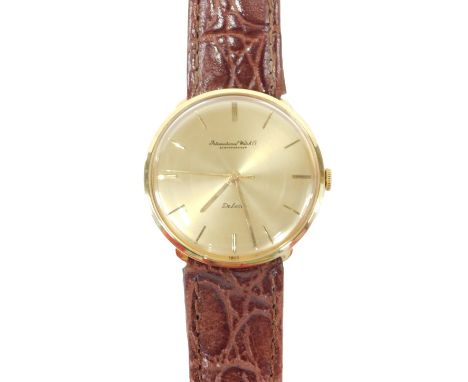 An International Watch Company De Luxe 18ct gold cased gent's wristwatch, with a gold coloured baton dial, the dial 3.5cm dia