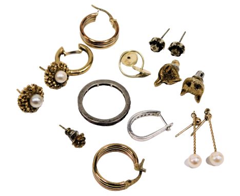 A group of 9ct gold and other jewellery, comprising a pair of 9ct gold bicolour hoop earrings, a pair of 9ct gold and culture