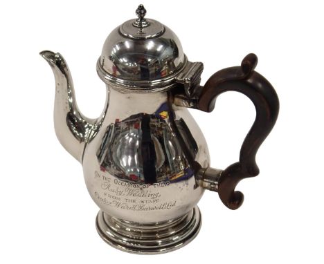 A George V silver coffee pot, with an ebonised handle, turned acorn knop top, bearing inscription presented to Mr &amp; Mrs W