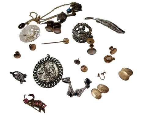 Assorted jewellery, comprising a pair of 9ct gold engine engraved oval cufflinks, 2.9g, four yellow metal collar studs, 5.6g 
