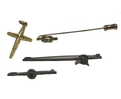 A small group of assorted jewellery, comprising a 9ct gold crucifix pendant, 1.5g, a silver fox head and marcasite set bar br