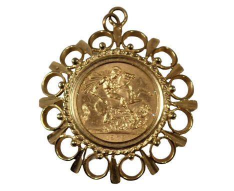 An Elizabeth II full gold sovereign pendant dated 1978, in a 9ct gold brushed pendant frame, 13g.