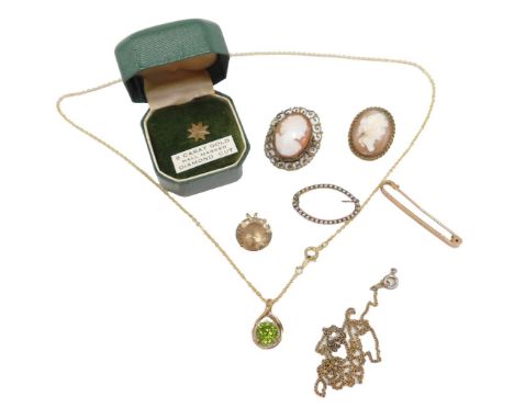 9ct gold and other jewellery, comprising a 9ct gold bark effect bar brooch, 3.5cm wide, a 9ct gold tie pin, and various other