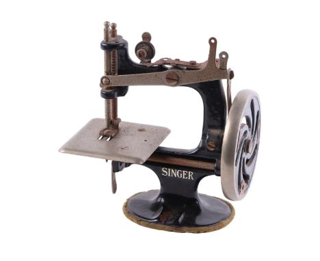 A vintage Singer Model 20 miniature sewing machine, 15cms high.