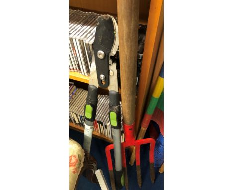 STURDY GARDEN FORK AND A PAIR OF TELESCOPIC LOPPERS