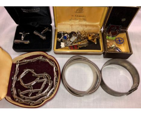 ASSORTED CUFFLINKS, ENAMEL BADGES, ETC AND A SILVER PLATED CHILD'S BANGLE