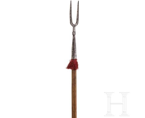 Kriegsgabel, deutsch, um 1600  Gabel mit zwei kräftigen vierkantigen Spitzen, konische, durch einen Baluster gegliederte Tüll