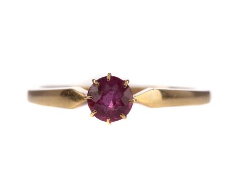 RUBY RING, in eighteen carat gold, size N 1/2, 2.6g