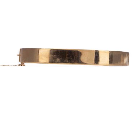 NINE CARAT GOLD BANGLE,with safety chain, 12g