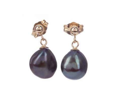 PAIR OF PEARL EARRINGS,the black pearls suspended from a nine carat gold post, 1.9g