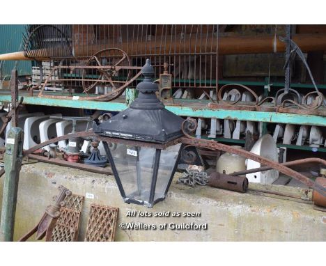 CENTRAL LANTERN ON CURVED BRACKET