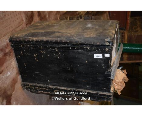 CUSHIONED TOP BLANKET BOX TRUNK