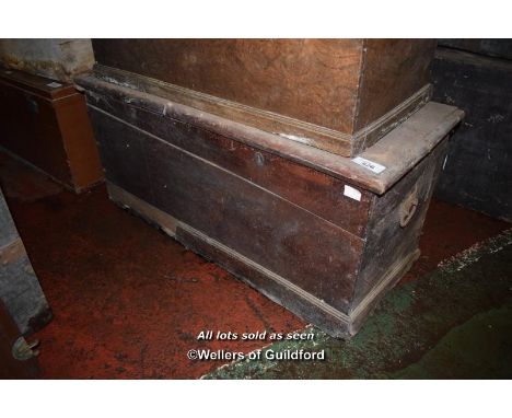 LARGE VICTORIAN TRUNK