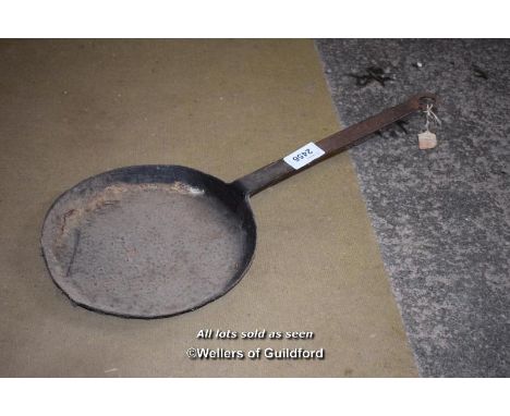 VINTAGE CAST IRON FRYING PAN (8442 DSL)