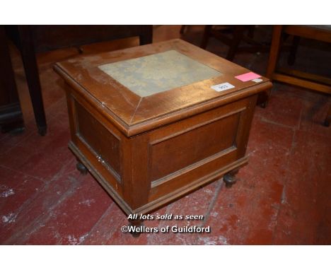 VICTORIAN BOX COMMODE ON TURNED LEGS