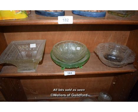 SMALL SHELF OF MIXED GLASSWARE