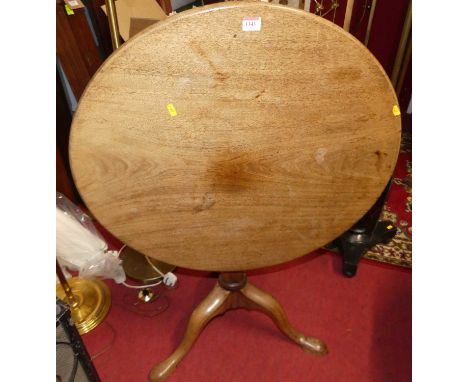 An early 19th century mahogany circular tilt-top pedestal tripod table, dia.73cm 