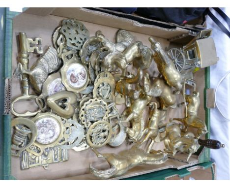 Box of horse brasses and horse and carriage ornaments 