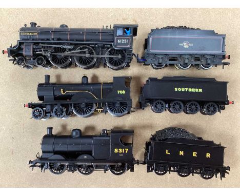 Three OO Scale Steam Outline Locomotives, by Hornby and Bachmann, including Southern 4-4-0, with eight wheel tender, all unte