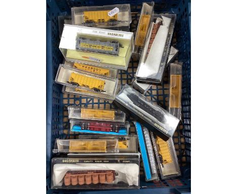 Nineteen N Gauge Outline American Rolling Stock Items by Bachmann, Atlas and other, cased.