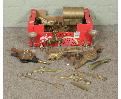 A box of mainly brasswares, to include large horse and carriage, shoe horns, bellows, toasting fork and gun plaques.