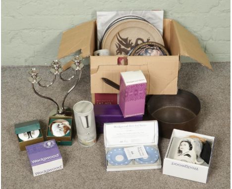 A box of mixed collectables including a boxed Wedgwood Silver Jubilee Mug, Wedgwood State Seal Series set No 4, boxed Crown S
