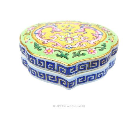 A Chinese ceramic trinket box with four character marks; 11 cm wide 