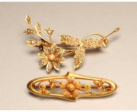 AN EDWARDIAN 15CT GOLD ART NOUVEAU BROOCH, of oval form centred by a flowerhead flanked by scrolling stalks, Chester 1908, 1 