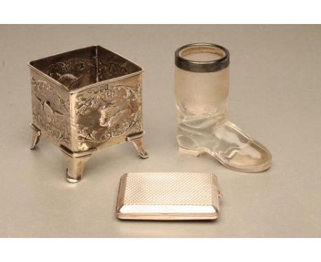 AN EDWARDIAN SILVER MOUNTED CLEAR GLASS NOVELTY "BOOT" VESTA HOLDER with silver collar, maker's mark possibly WH, London 1905
