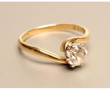 A SOLITAIRE DIAMOND RING, the brilliant cut stone of approximately 0.5cts claw set to a cross-over 18ct gold shank, size K (E