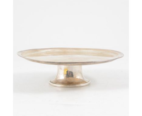 George II Irish silver pedestal paten, John Hamilton, Dublin 1739, moulded lipped rim, engraved crest, flared foot, 4ozs, dia