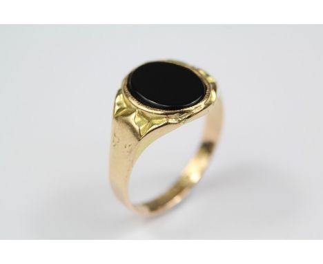 A Vintage 15ct Gold Black Onyx Signet Ring, approx 3.8 gms, size O.