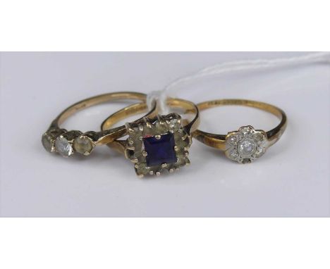 An 18ct gold and platinum diamond ring (one stone deficient and heavily worn), 1.8g; together with a 9ct gold sapphire tablet
