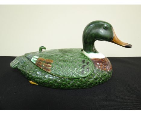 A 20th Century ceramic duck container 