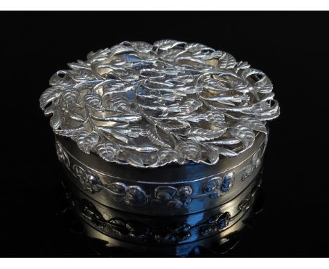 A William Comyns silver pierced lidded circular trinket box with fuchsias and foliate decoration, London 1908, 10.5cm diamete
